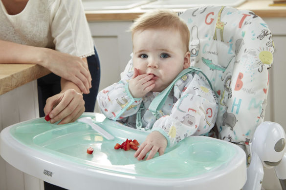 Baba epret eszik az etetőszékében.