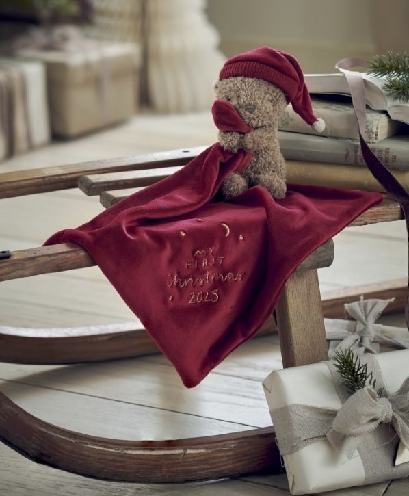 macis-rongyi-elso-karacsonyom-2025-1